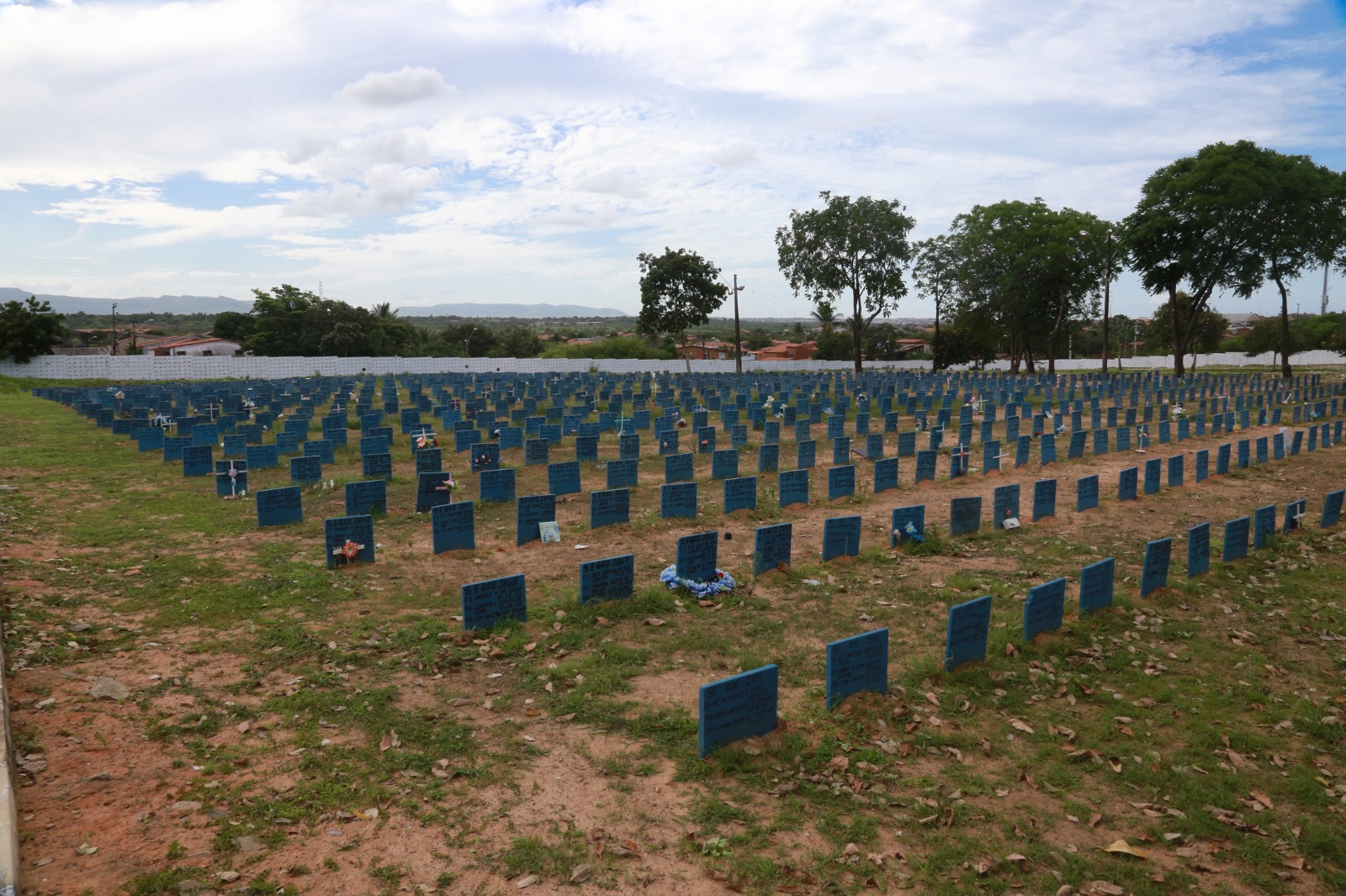 imagem geral dos jazigos do cemitério do bom jardim